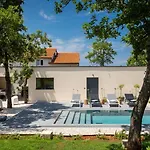 Modern Casetta Molindrio With Pool In 포레치