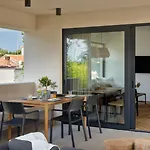 Modern Casetta Molindrio With Pool In 포레치