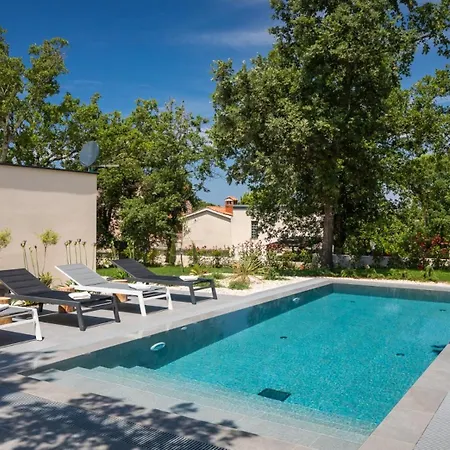 빌라 Modern Casetta Molindrio With Pool In 포레치