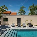 Modern Casetta Molindrio With Pool In Villa