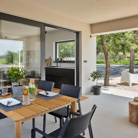 Modern Casetta Molindrio With Pool In Вілла Пореч