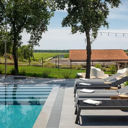 Modern Casetta Molindrio With Pool In Вілла Пореч