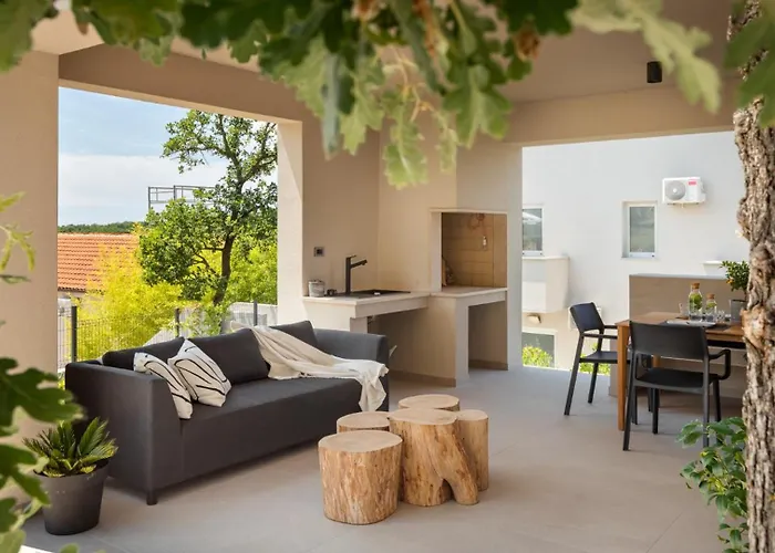 Modern Casetta Molindrio With Pool In Villa