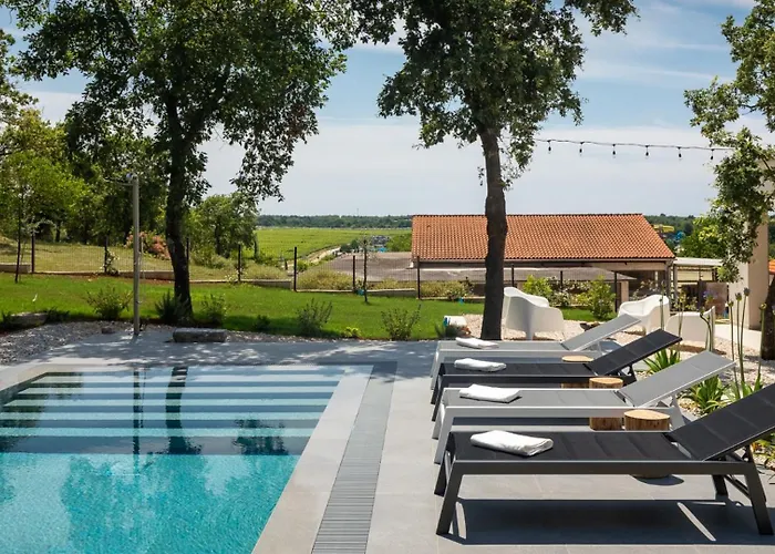 Modern Casetta Molindrio With Pool In Вілла Пореч