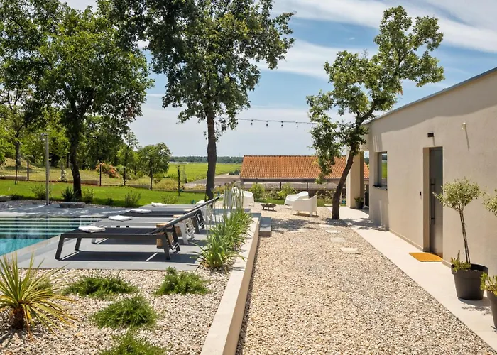 Modern Casetta Molindrio With Pool In Вілла Пореч